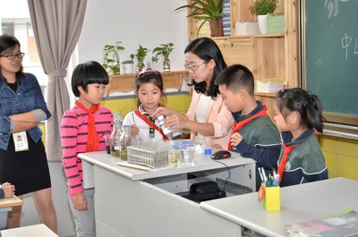 “药物小达人”科普活动走进张江高科实验小学 医药教学器材点亮科学梦想